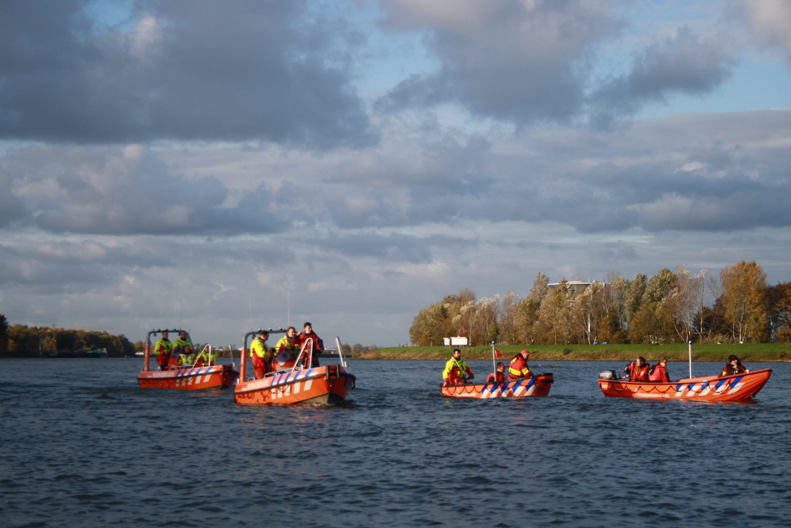 Reddingsbrigades op de drierivierenkruising bij Dordrecht